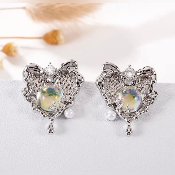 “Victorian Dripping Heart” Moonstone Tiny Pearl Silver Liquid Metal Droplet Stud - Picture 2 of 6